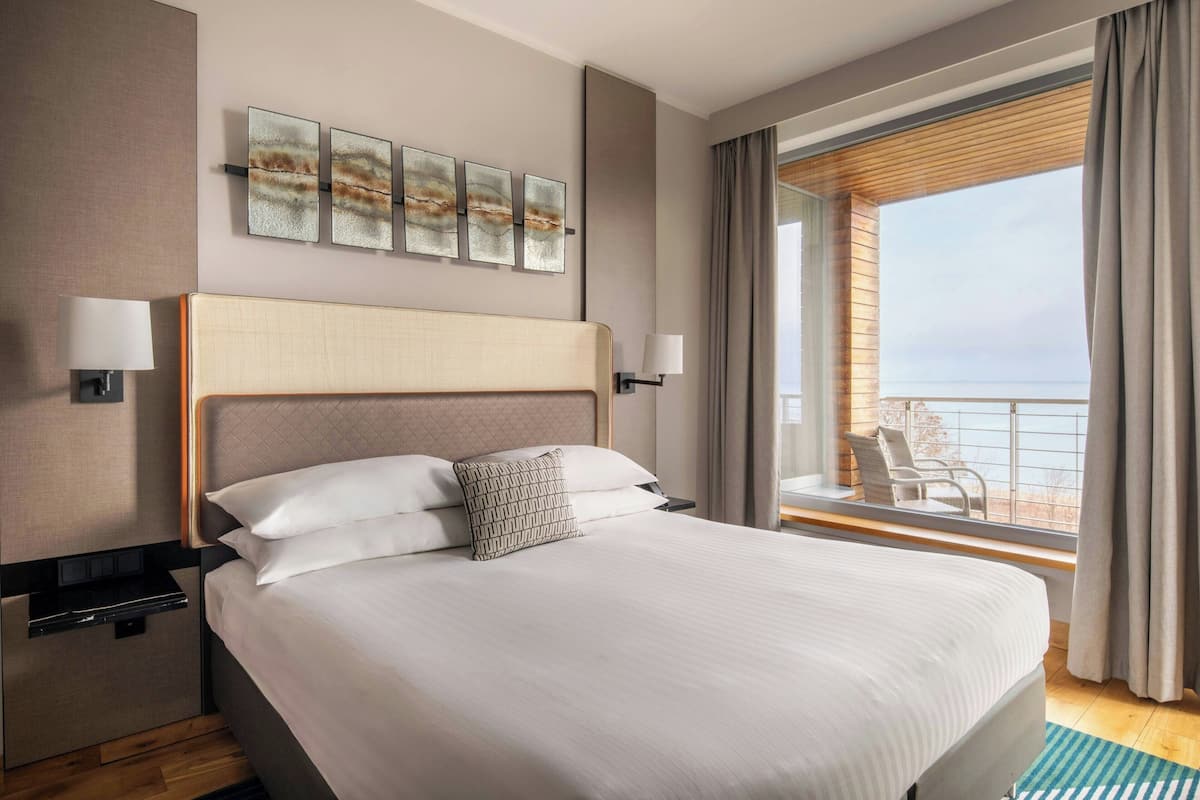 Habitación superior, 1 cama King size, para no fumadores, vista al mar (Balcony) | Ropa de cama hipoalergénica y minibar