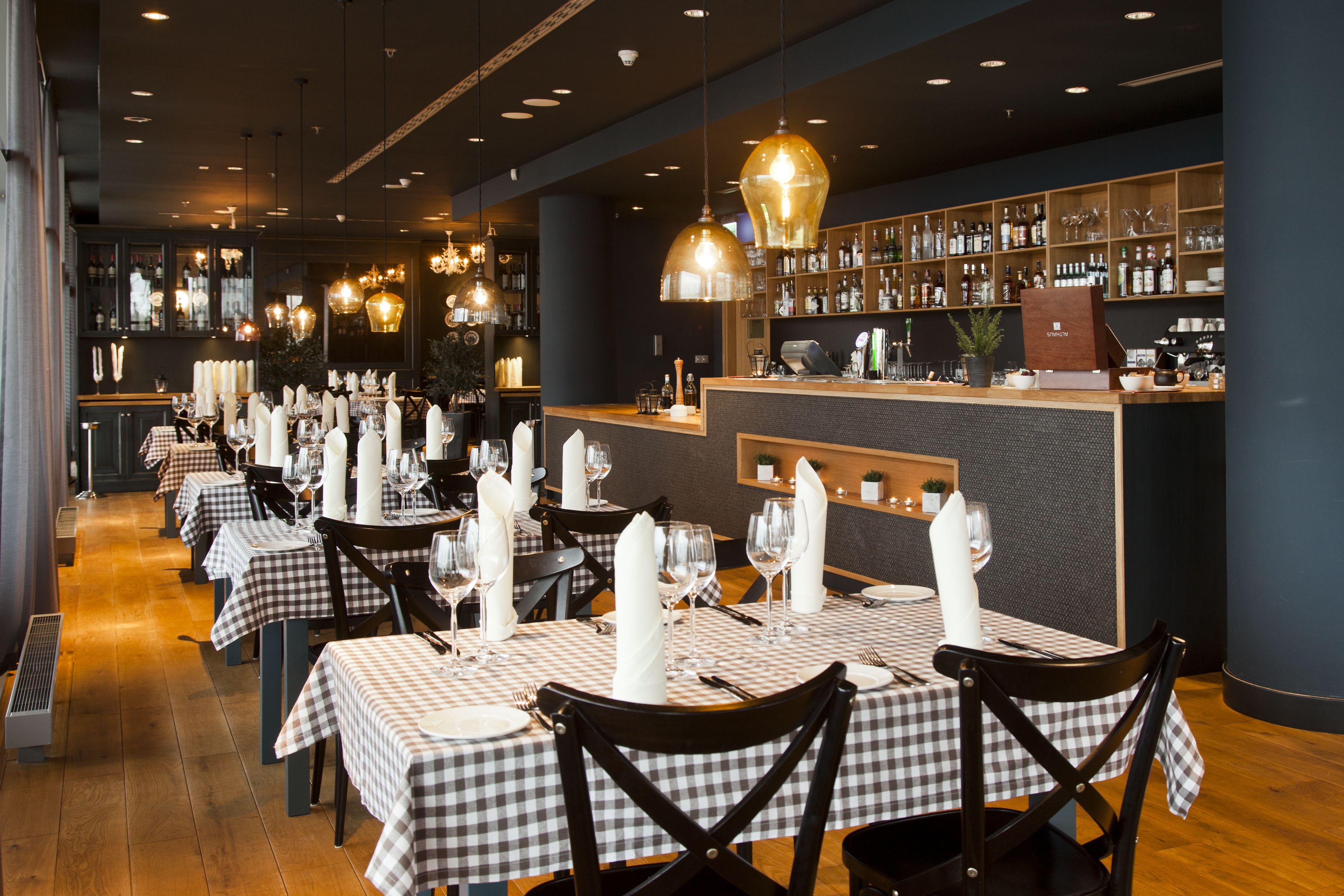 2 restaurants, breakfast served