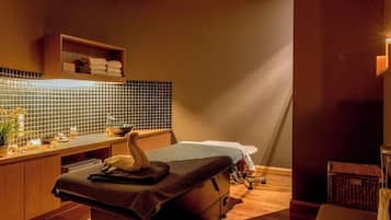 Couples treatment rooms, sauna, hot tub, steam room, body treatments