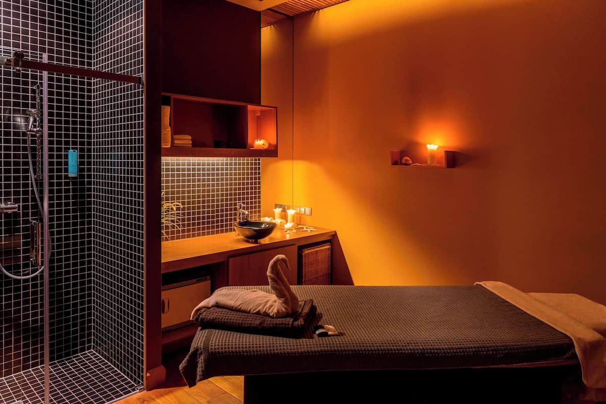couples treatment room(s), sauna, hot tub, steam room, body treatments