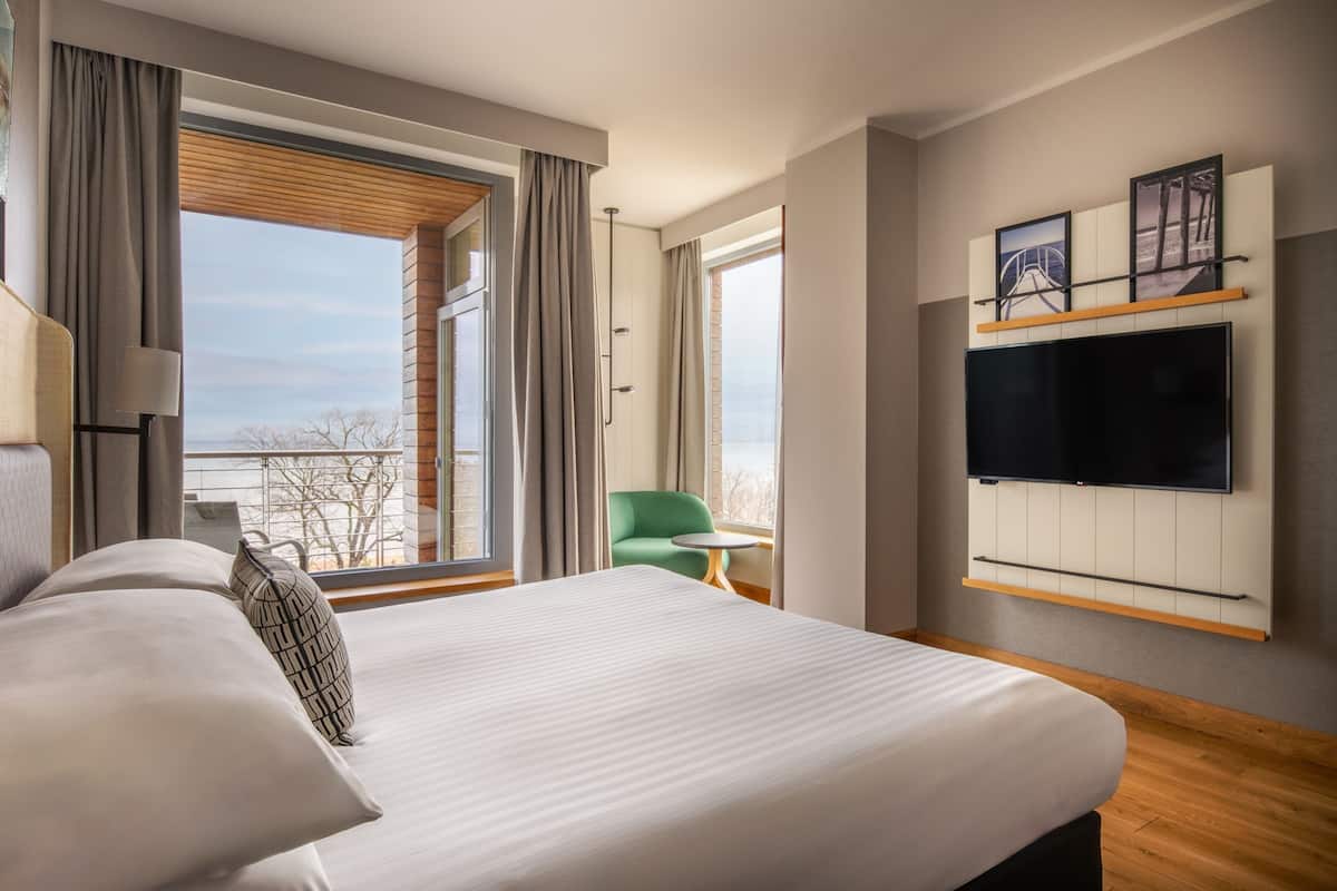 superior room, 1 king bed, non smoking, sea view (balcony) | hypo-allergenic bedding, minibar, in-room safe, desk