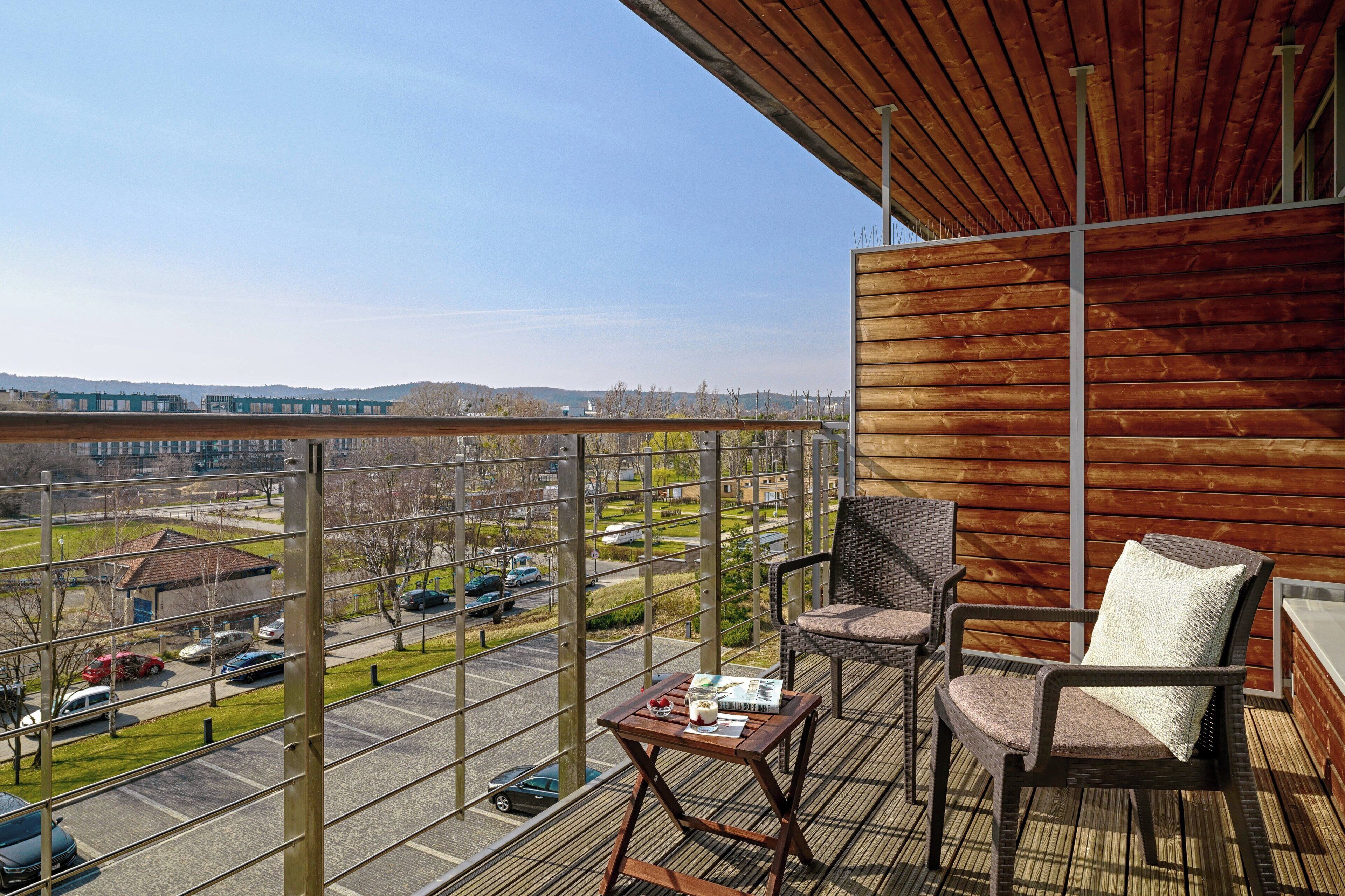 standard room, 1 king bed, non smoking, balcony | hypo-allergenic bedding, minibar, in-room safe, desk