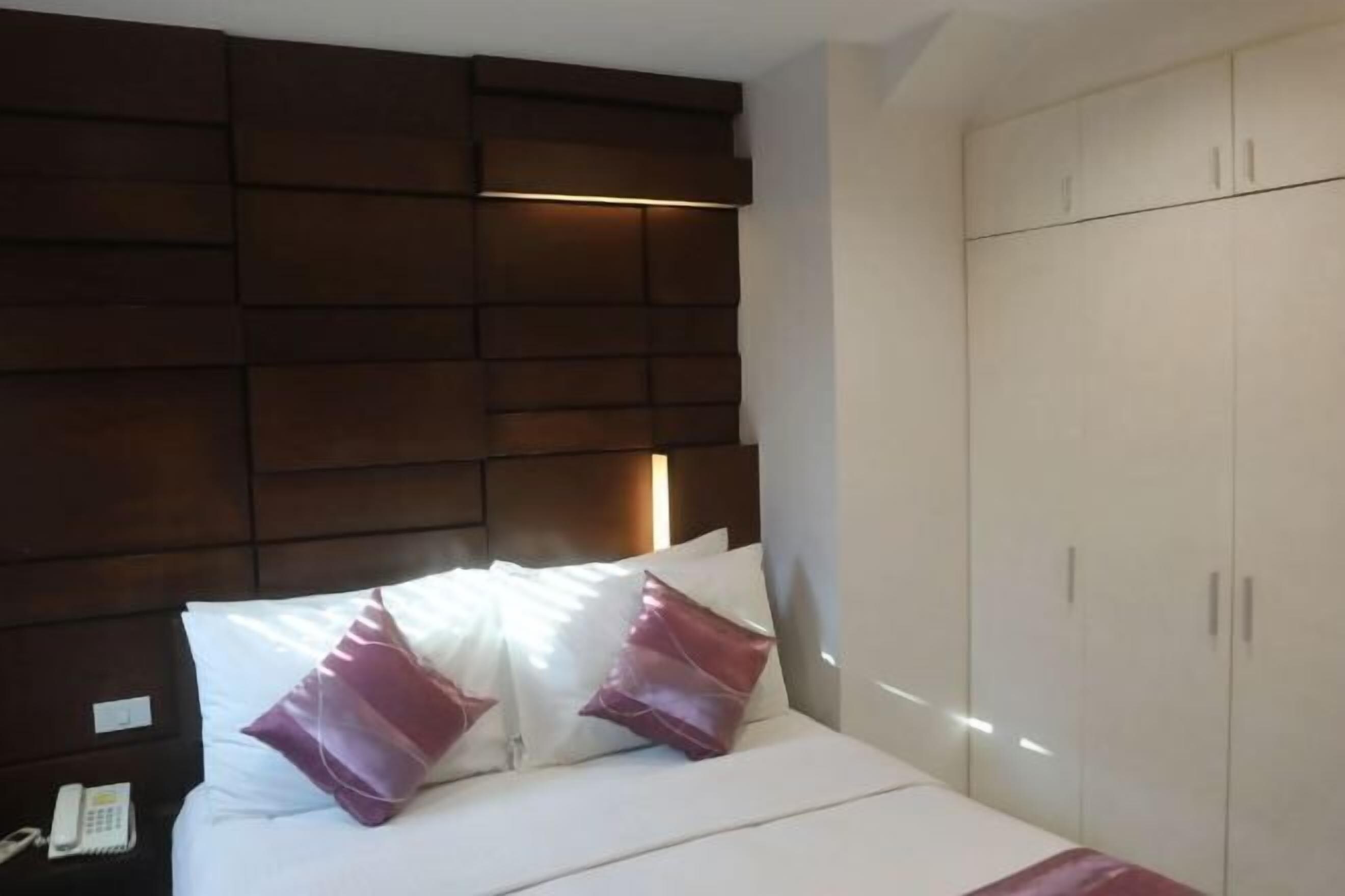 Desk, laptop workspace, soundproofing, free WiFi