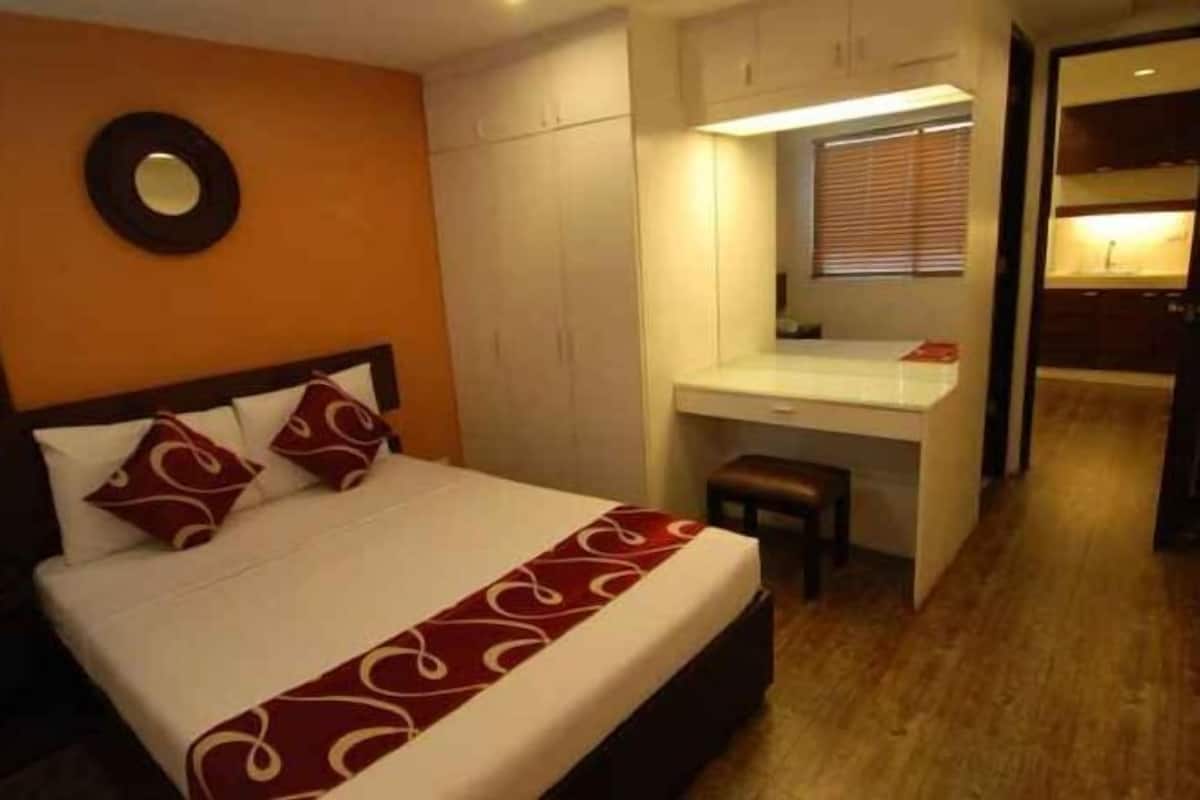 Desk, laptop workspace, soundproofing, free WiFi