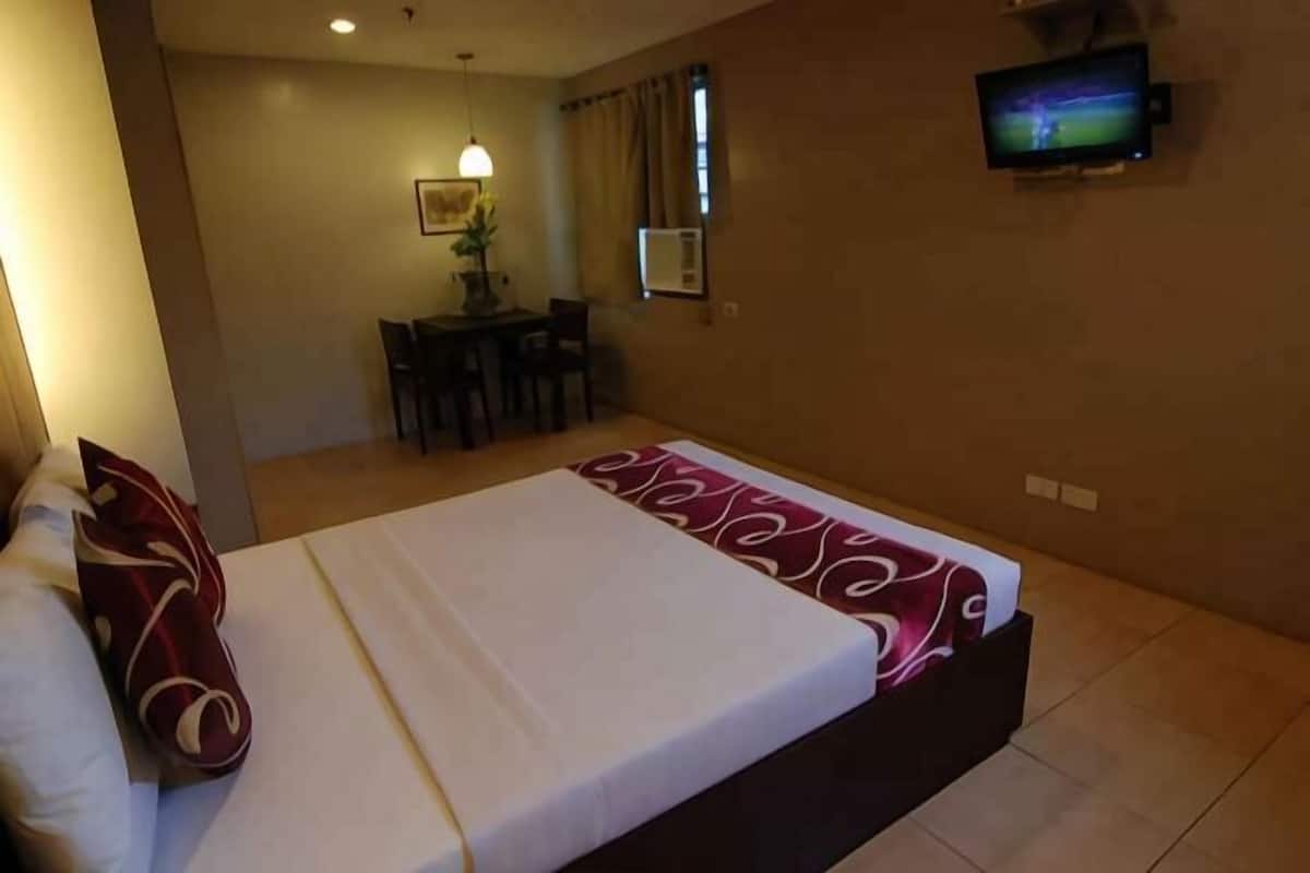 Desk, laptop workspace, soundproofing, free WiFi