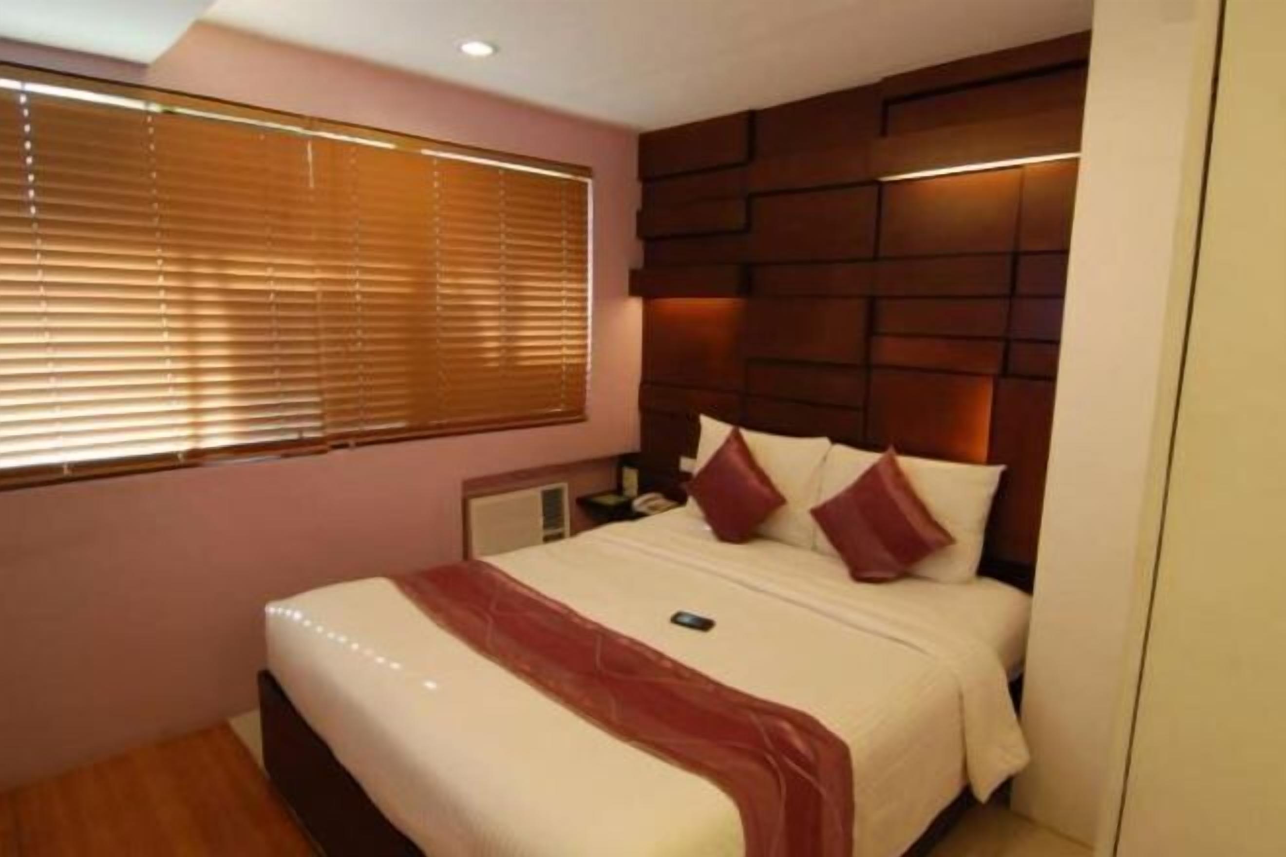 Escritorio y espacio para trabajar con laptop 