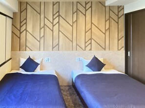 Habitación Premium con 2 camas individuales, para fumadores | Escritorio, tabla de planchar con plancha y wifi gratis 