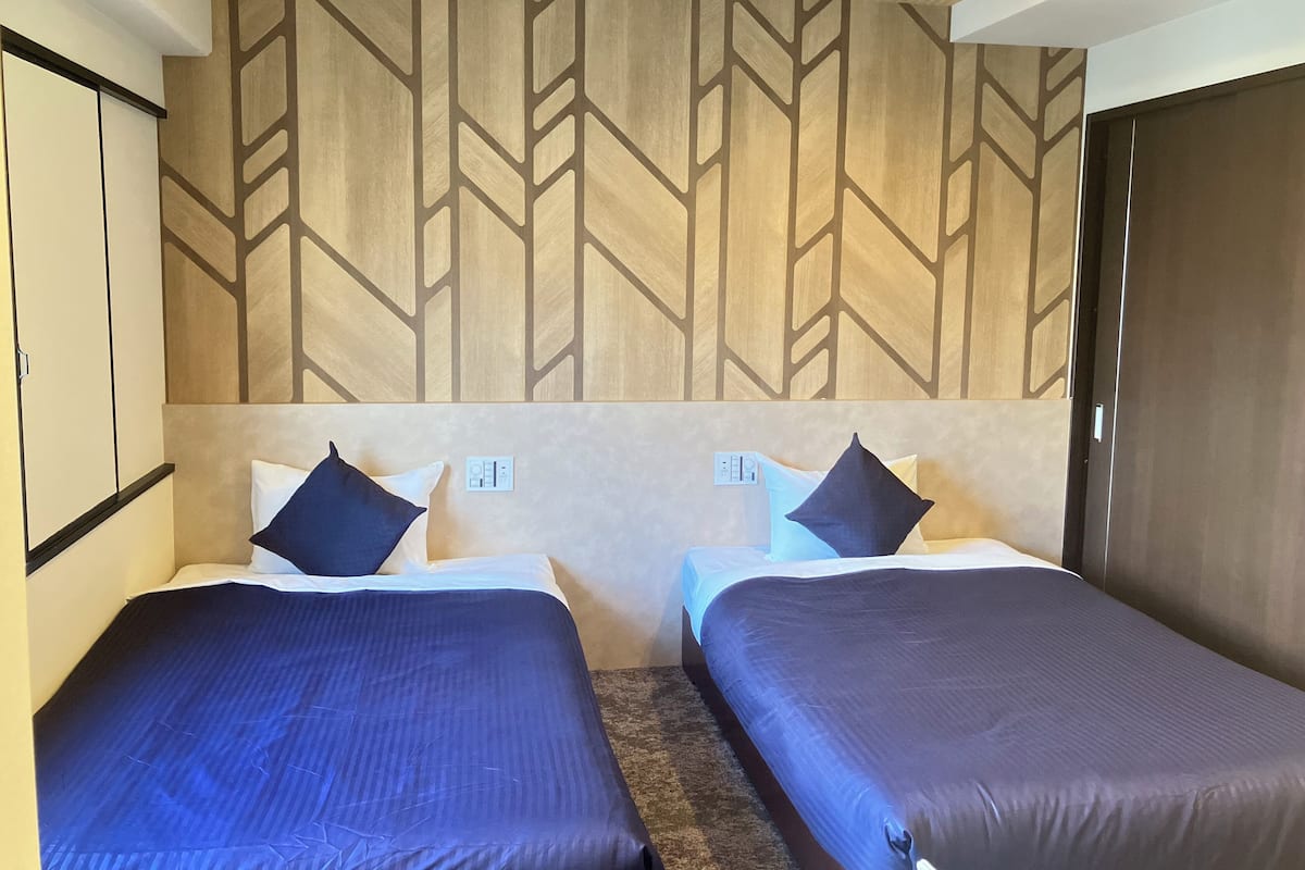 Premium Twin Room, Smoking | 1 bedroom, desk, iron/ironing board, free WiFi