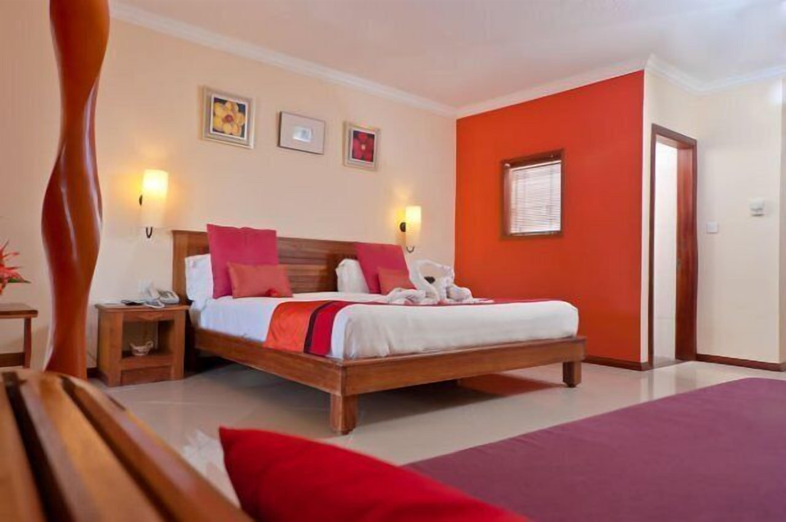 executive room | minibar, in-room safe, desk, bed sheets