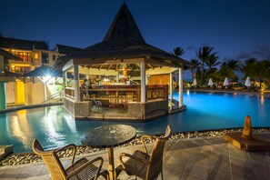 Poolside bar - Jalsa Beach Hotel & Spa (Poste Lafayette)