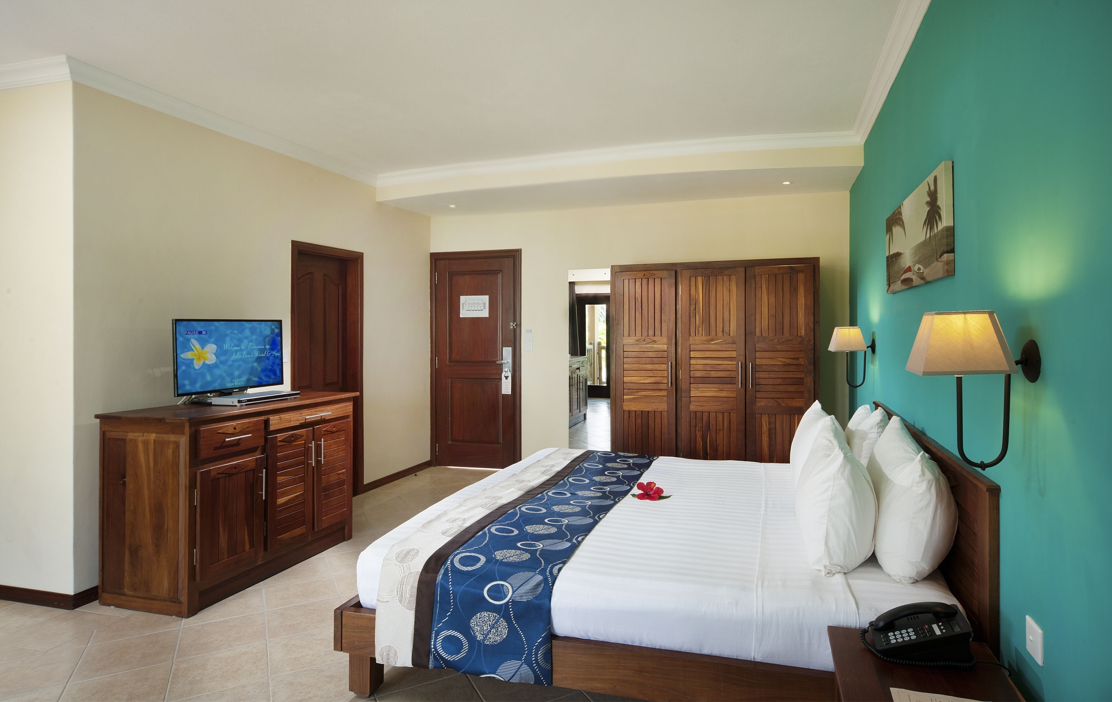 Minibar, in-room safe, desk, bed sheets