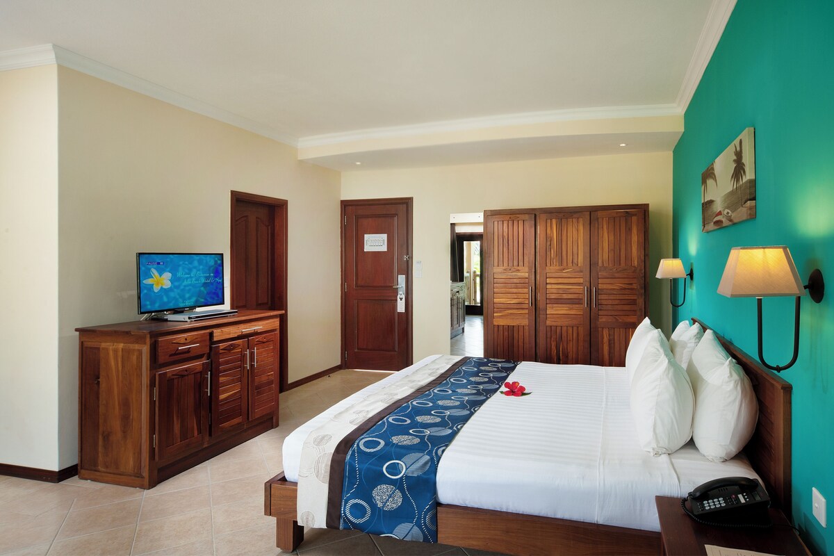 Minibar, in-room safe, desk, bed sheets