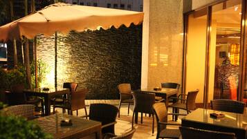 Se sirven desayunos y almuerzos, restaurante con mesas al aire libre