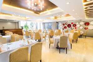 Frokost, lunsj og middag serveres, internasjonale retter, uteservering 