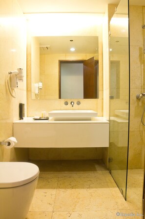 Superior-rum | Badrum | Gratis toalettartiklar, tofflor och handdukar