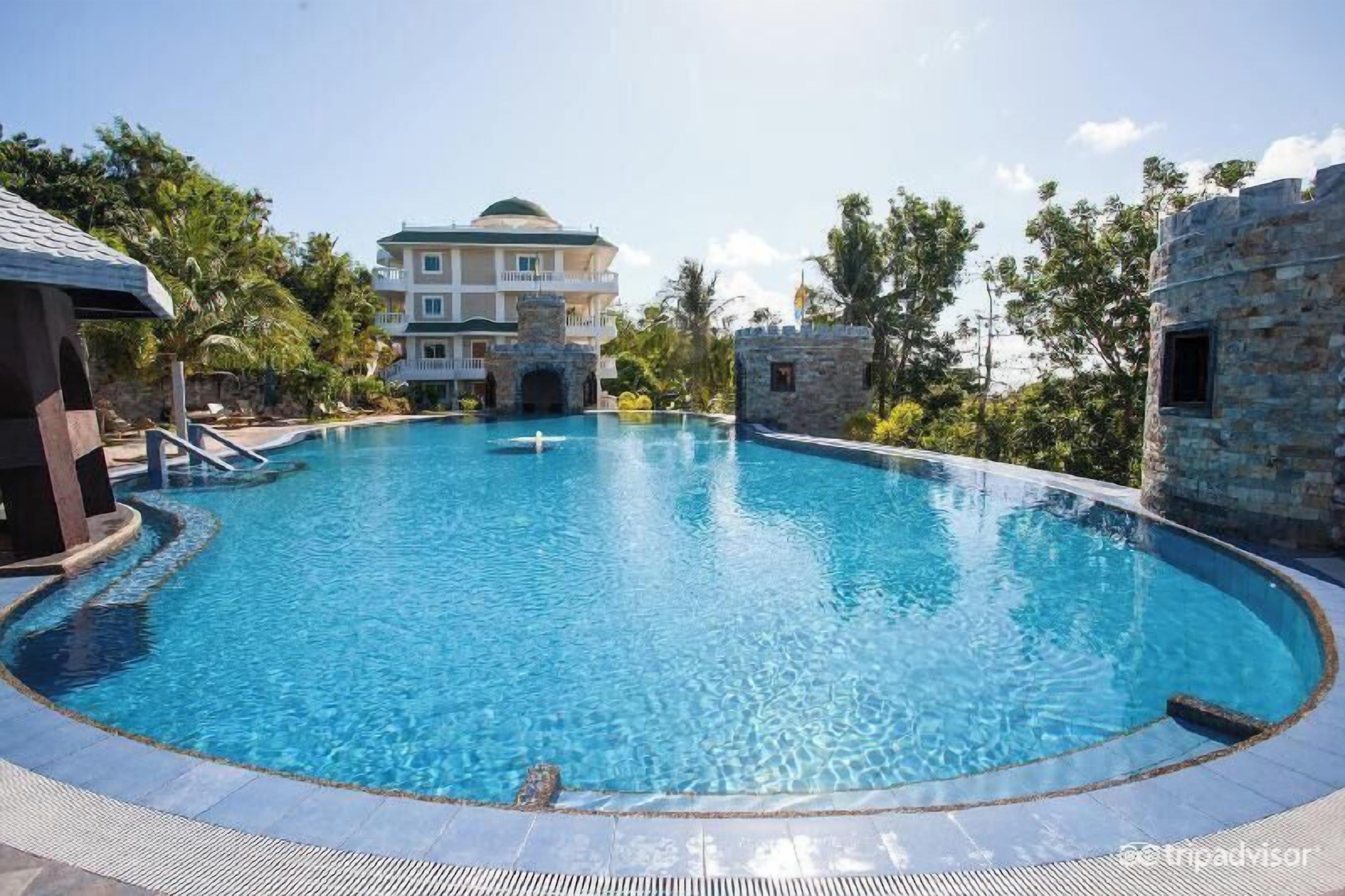 Pool | Outdoor pool, open 8:00 AM to 7:00 PM, sun loungers, lifeguards on site