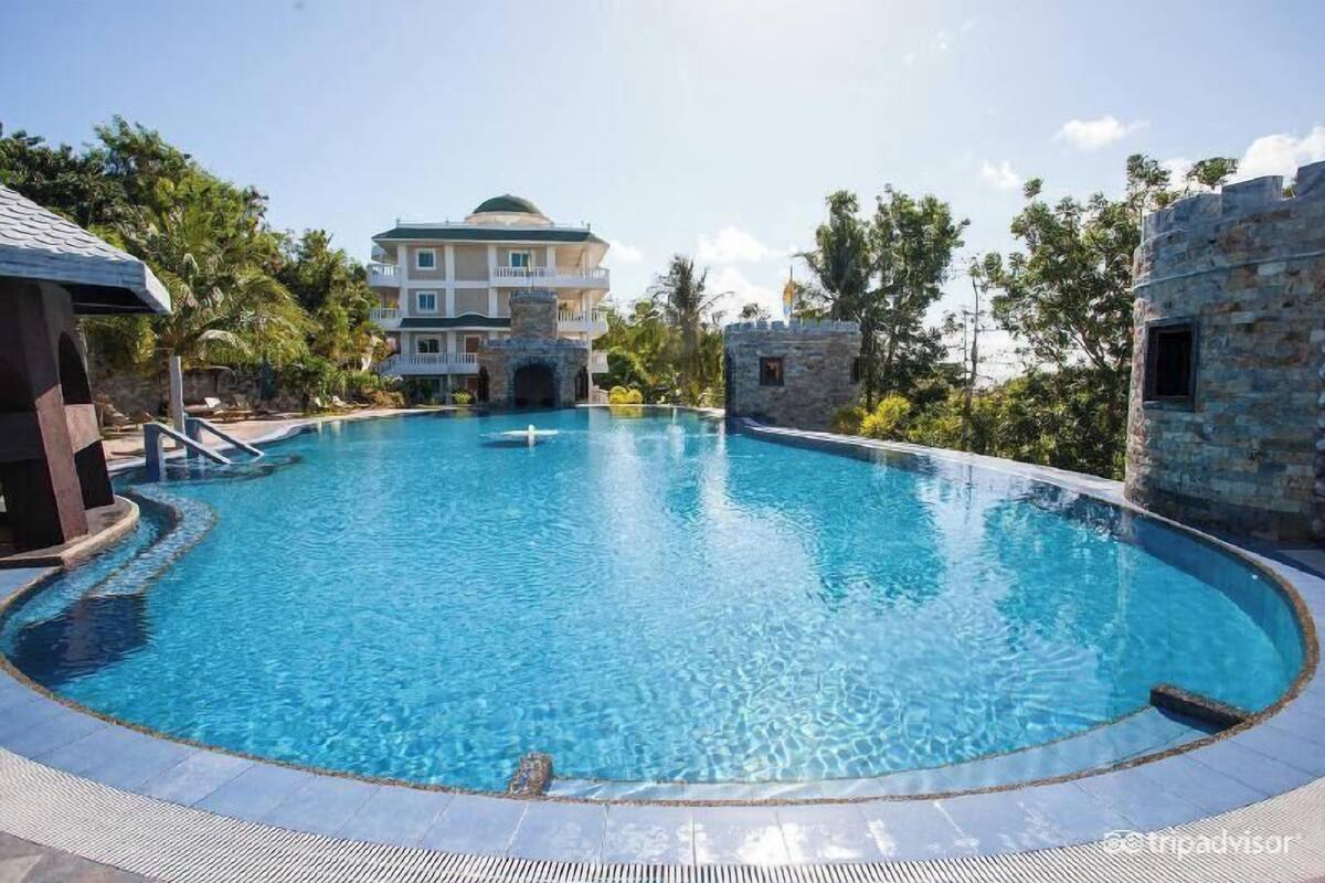 Pool | Outdoor pool, open 8:00 AM to 7:00 PM, sun loungers, lifeguards on site