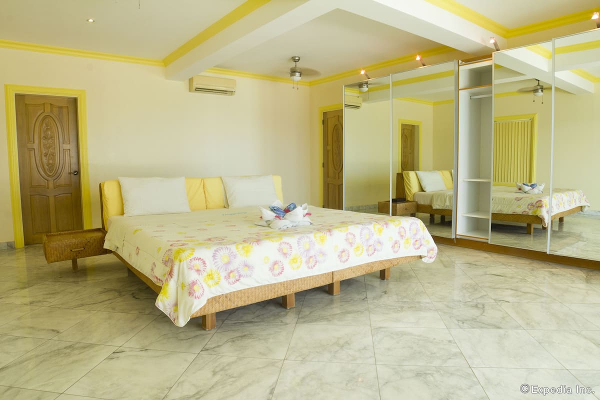 Deluxe Suite, 2 Bedrooms | Minibar, in-room safe, individually furnished, desk