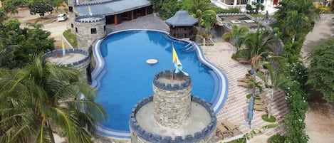 Piscina a l'aire lliure (horari: 08:00-19:00) i gandules