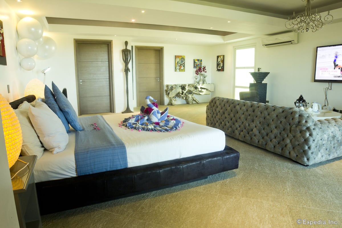 design studio, 1 king bed | minibar, in-room safe, individually furnished, desk