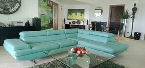 Suite – president | Oppholdsområde | En 42-tommers Flatskjerm-TV med førsteklasses TV-kanaler samt TV