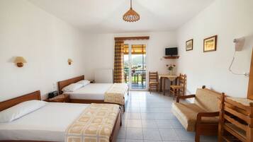 Schreibtisch, Verdunkelungsvorhänge, Bügeleisen/Bügelbrett