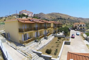 Vista frontal de la propiedad