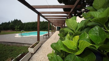 Piscine extérieure, chaises longues