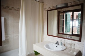 Chambre avec lits jumeaux, vue montagne | Salle de bain