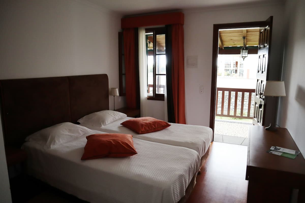 Kamar Double atau Twin, pemandangan kebun | Meja kerja, tirai kedap cahaya, Wi-Fi gratis, dan seprai linen