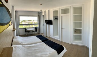 Estudio Deluxe, balcón | Colchones con acolchado adicional, caja fuerte, decoración individual