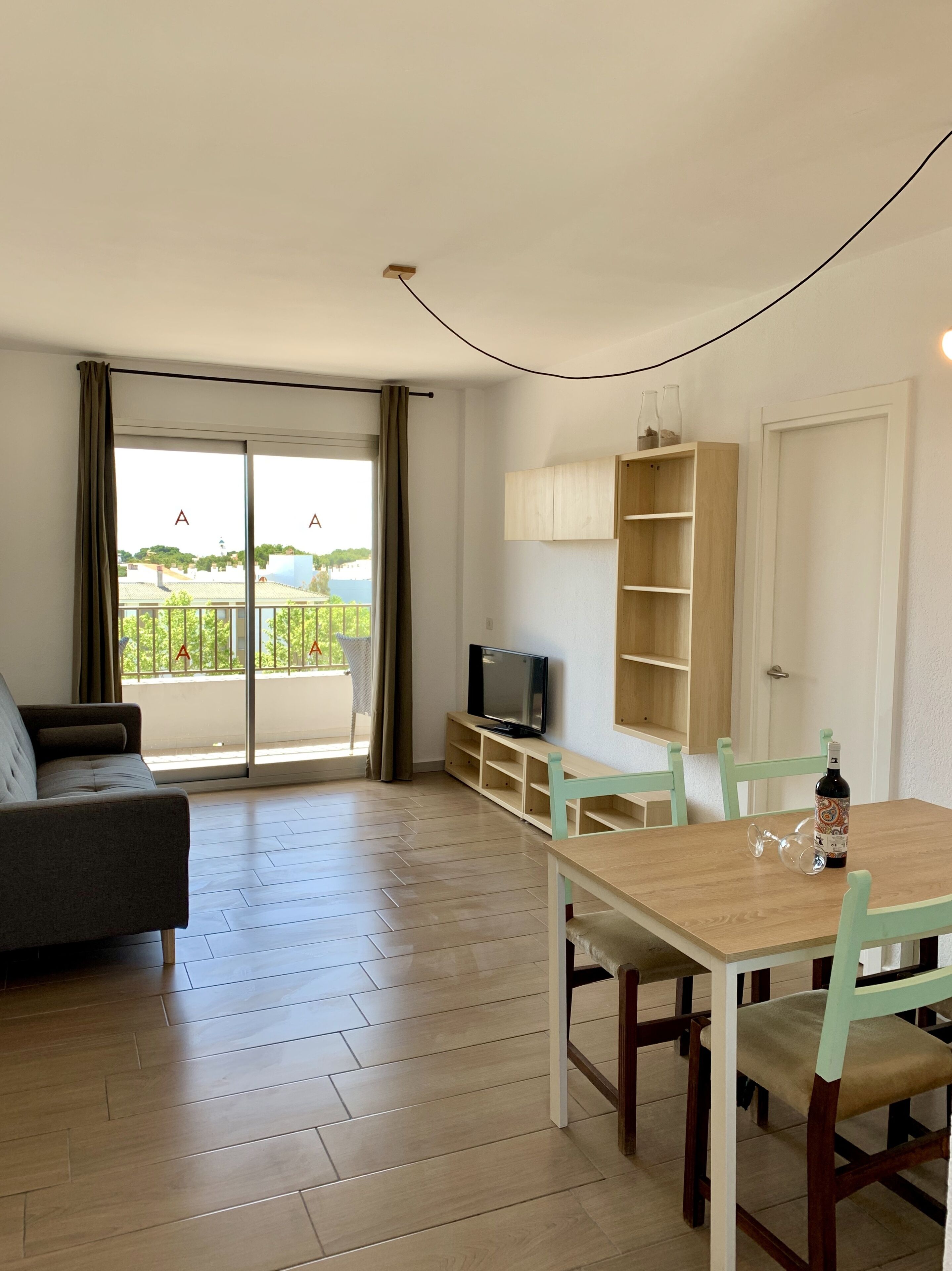 Deluxe appartement, 2 slaapkamers, balkon | Woonruimte | Een 30-inch flatscreentelevisie met satellietzenders en televisie