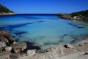 Ubicación cercana a la playa, arena blanca, tumbonas y sombrillas