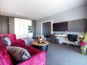 City Suite | Living area | 117-cm LCD TV with cable channels, TV - Hotel City Maribor (Maribor)