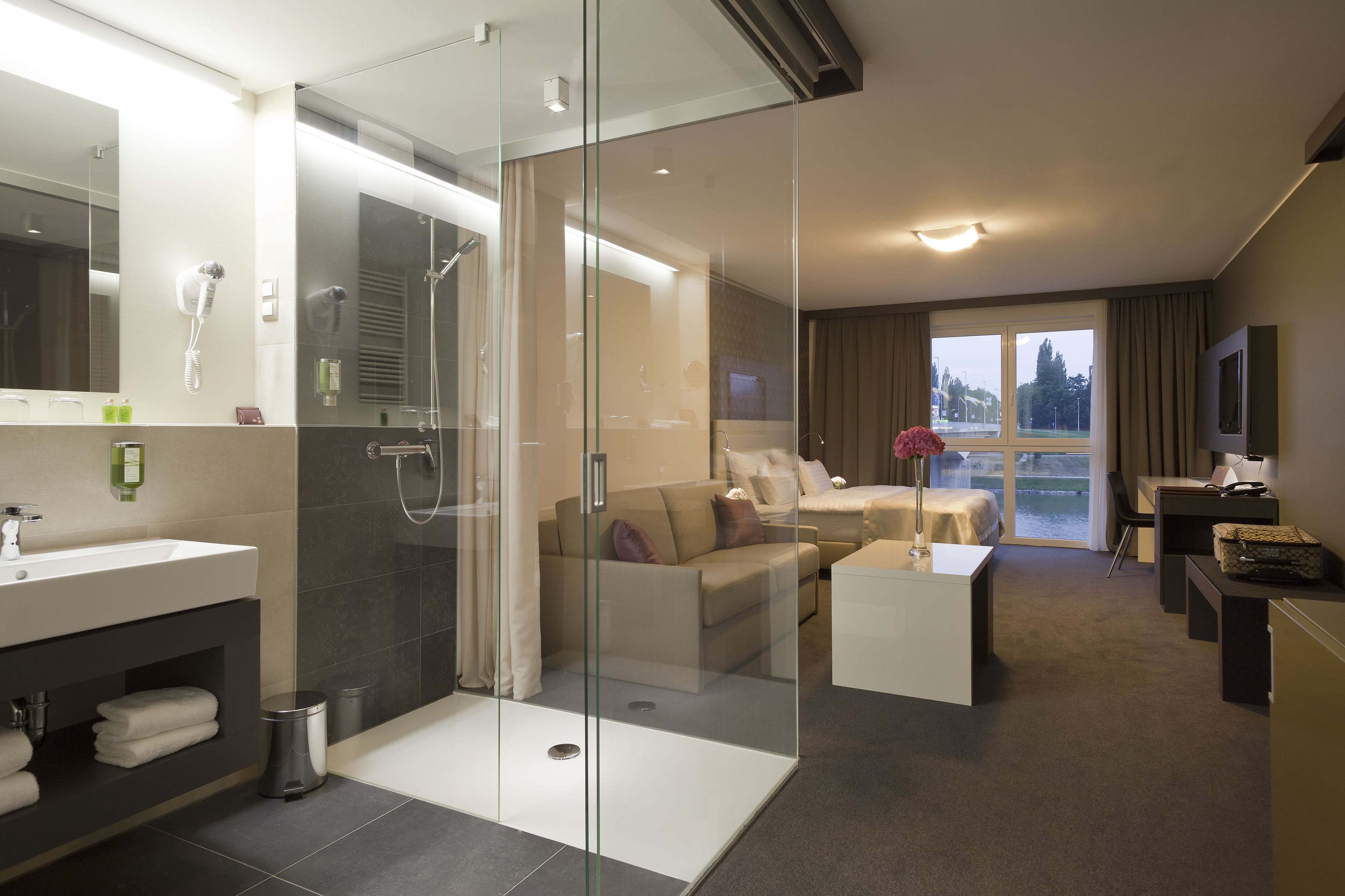 117-cm lcd tv with cable channels, tv