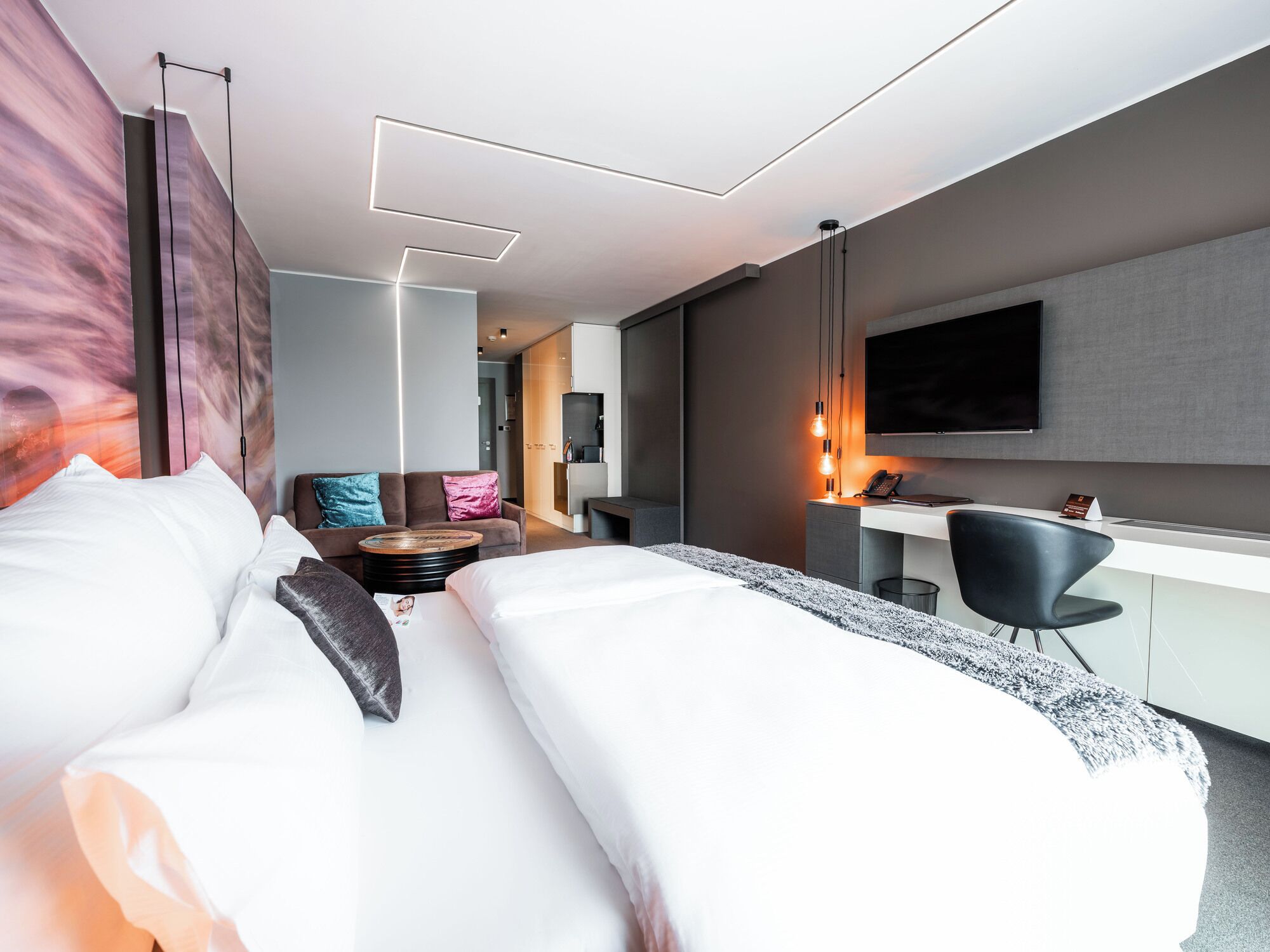 Kamar Double Desain | Seprai premium, busa memori, minibar, dan brankas