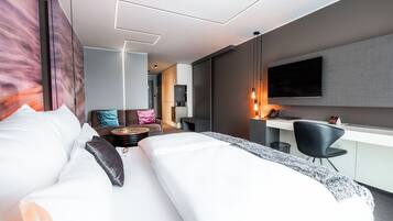 Kamar Double Desain | Seprai premium, busa memori, minibar, dan brankas