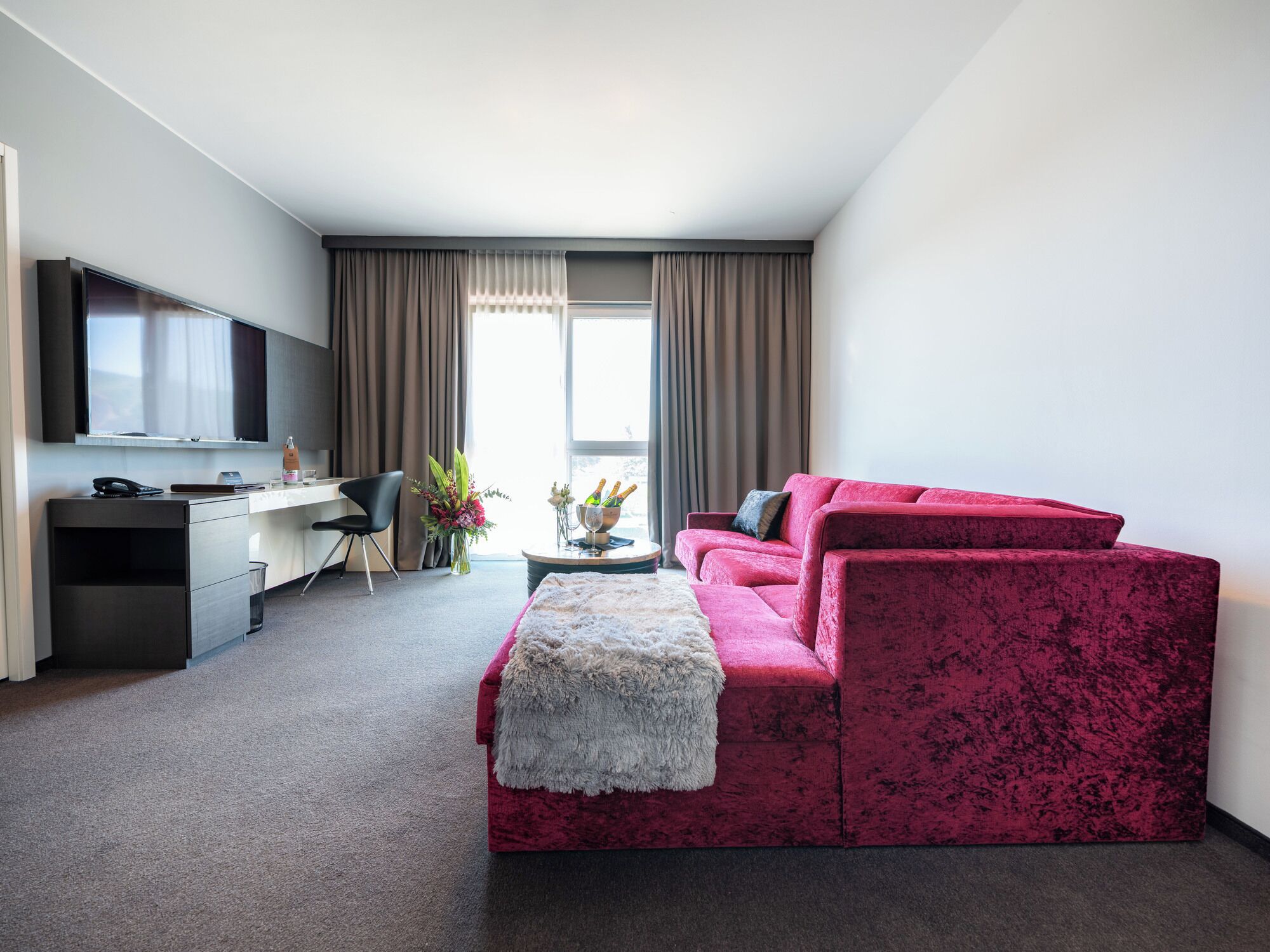 Suite urbana | Área de sala de estar | Televisión LCD de 117 cm con canales por cable y televisión 