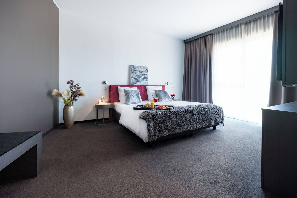 City Suite | Premium bedding, memory-foam beds, minibar, in-room safe