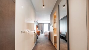 Dobbeltrom – design | Sengetøy av topp kvalitet, memory foam-senger, minibar og safe på rommet
