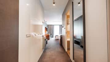 Design Double Room | Peralatan tempat tidur premium, busa memori, bar mini