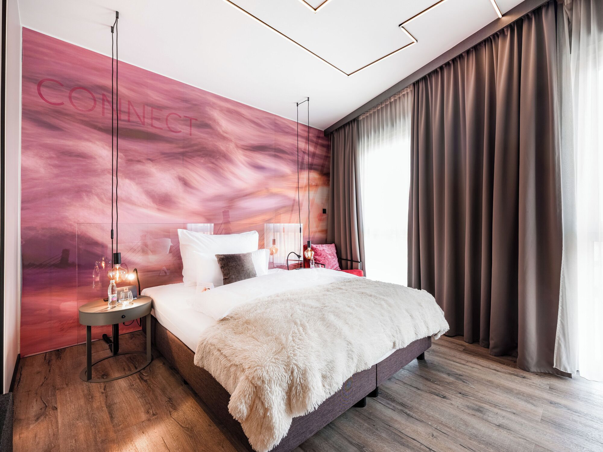 经济单人房 | 高档床上用品、记忆海绵床垫、迷你吧、客房内保险箱