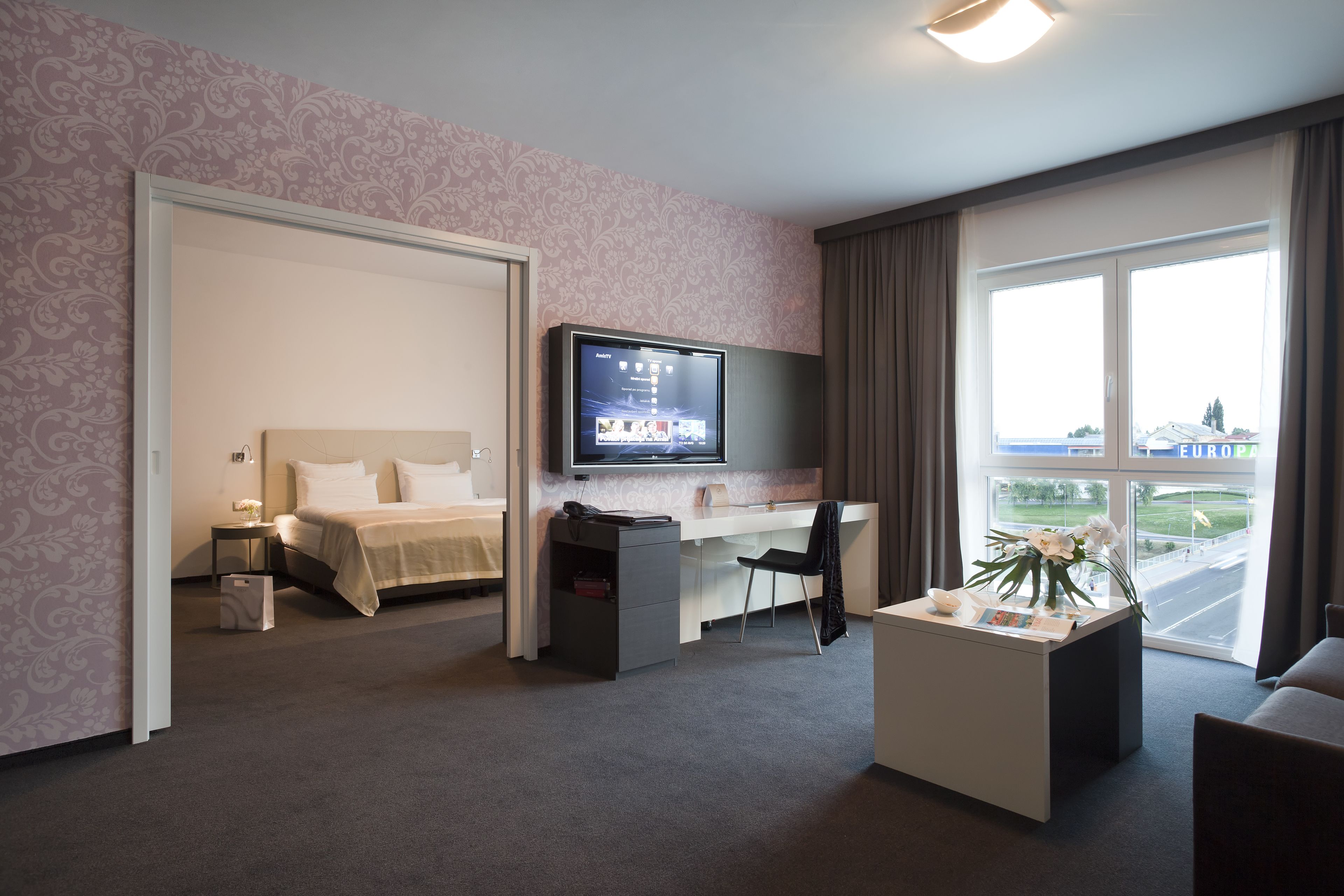 117-cm lcd tv with cable channels, tv