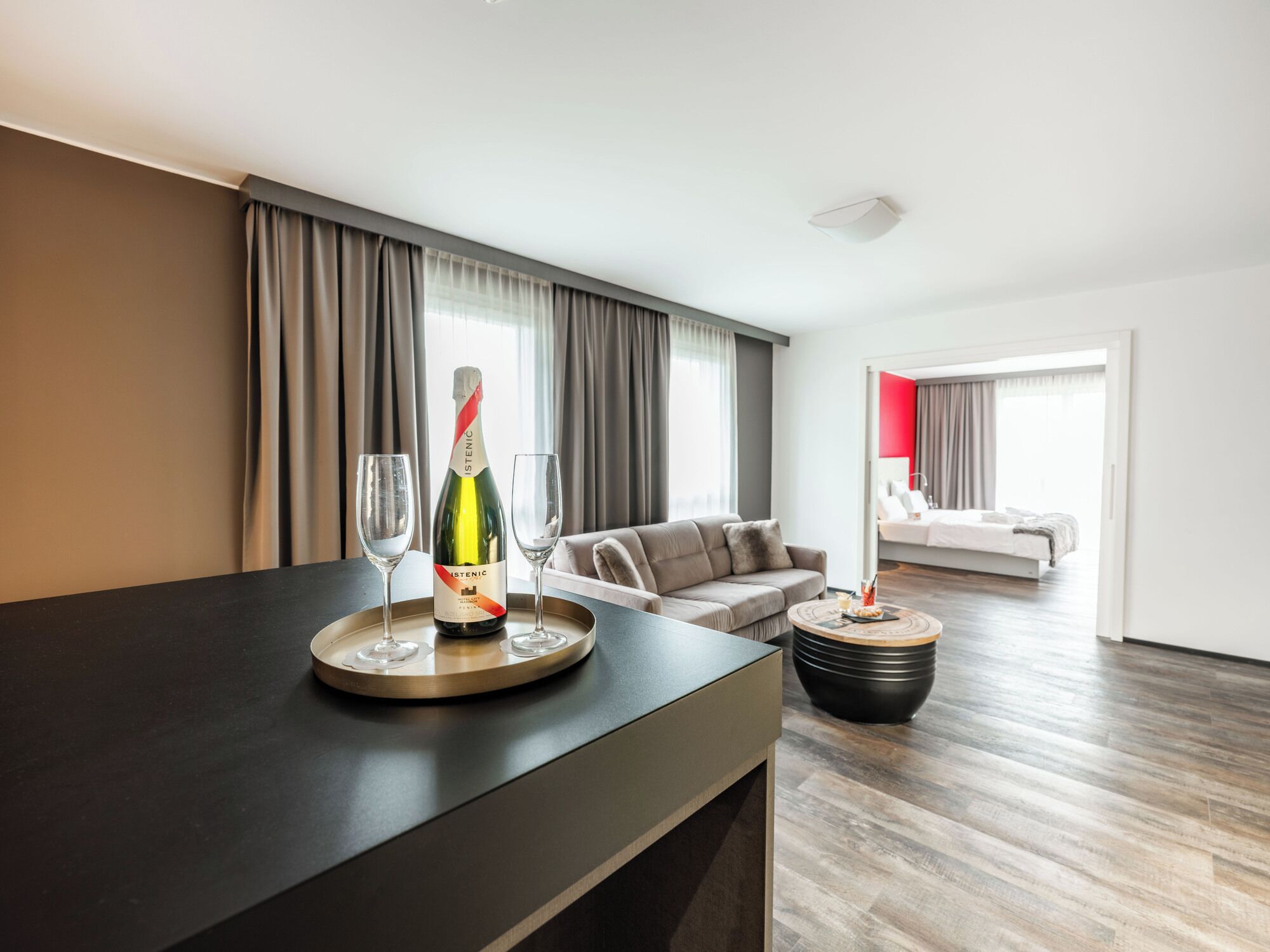 Suite Premium | Ropa de cama de alta calidad, camas con efecto memoria y minibar 