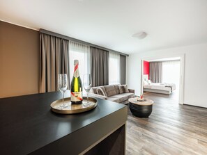 Suite – premium | Sengetøy av topp kvalitet, memory foam-senger, minibar og safe på rommet