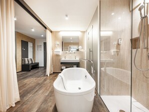 Suite Premium | Baño | Secador de pelo, albornoces, bidé y toallas
