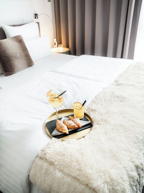 Businesssviitti | Ylelliset vuodevaatteet, memory foam -patjalliset sängyt, minibaari
