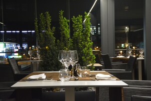 供应早餐、午餐和晚餐