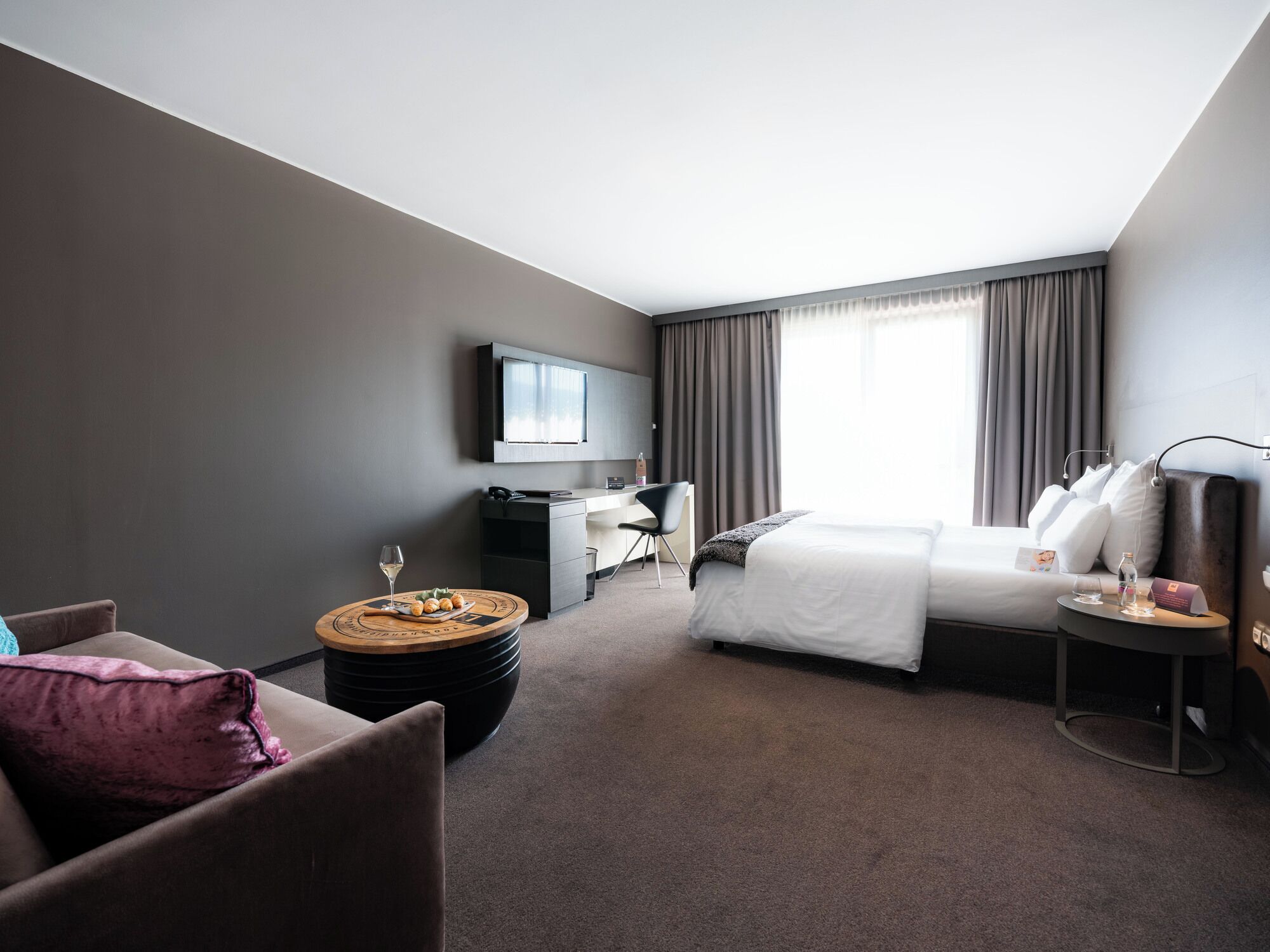 高级双人房 | 高档床上用品、记忆海绵床垫、迷你吧、客房内保险箱