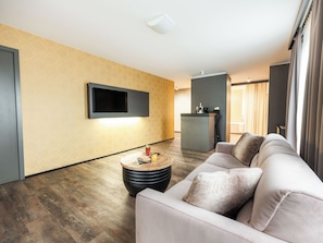 Premium Suite | Living area | 117-cm LCD TV with cable channels, TV - Hotel City Maribor (Maribor)